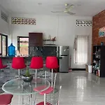 Light-Filled 2 Bedroom Home With Private Suite