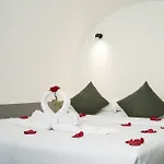 Family & Group-Friendly Retreat By Tunnel