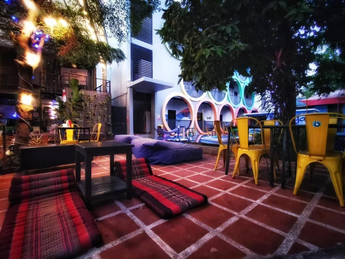 Revolution Hostel *