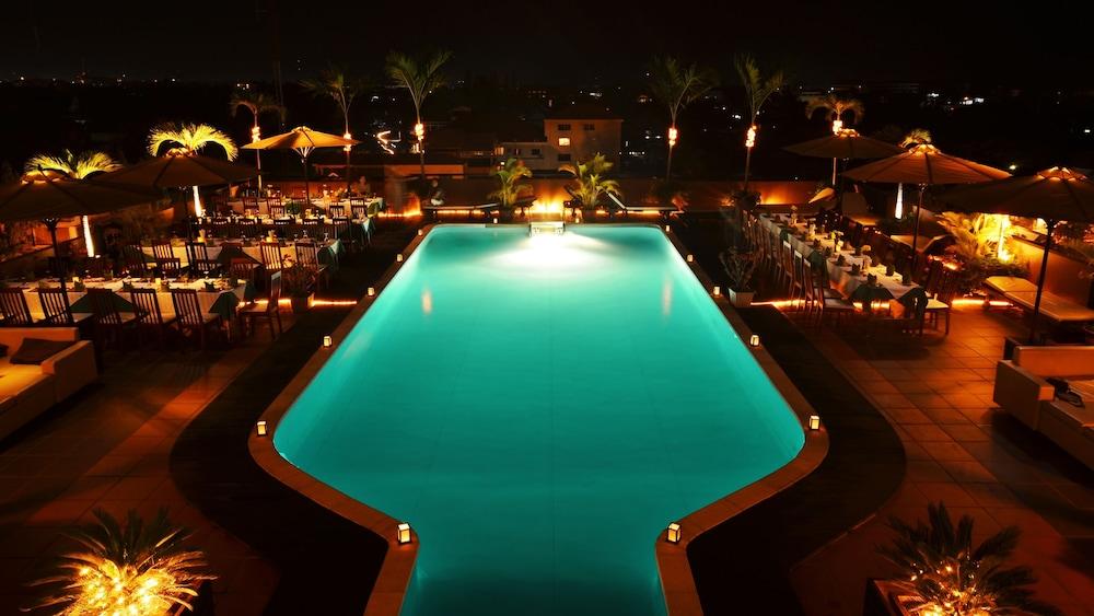River Hotel