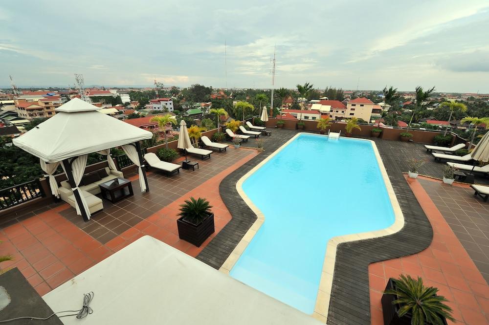 River Hotel