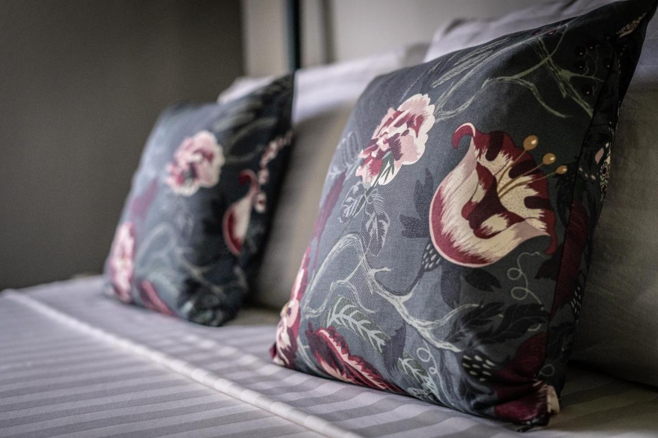 Redbox House - Private Luxury Modern Style 5 Bedrooms Holiday home Siem Reap