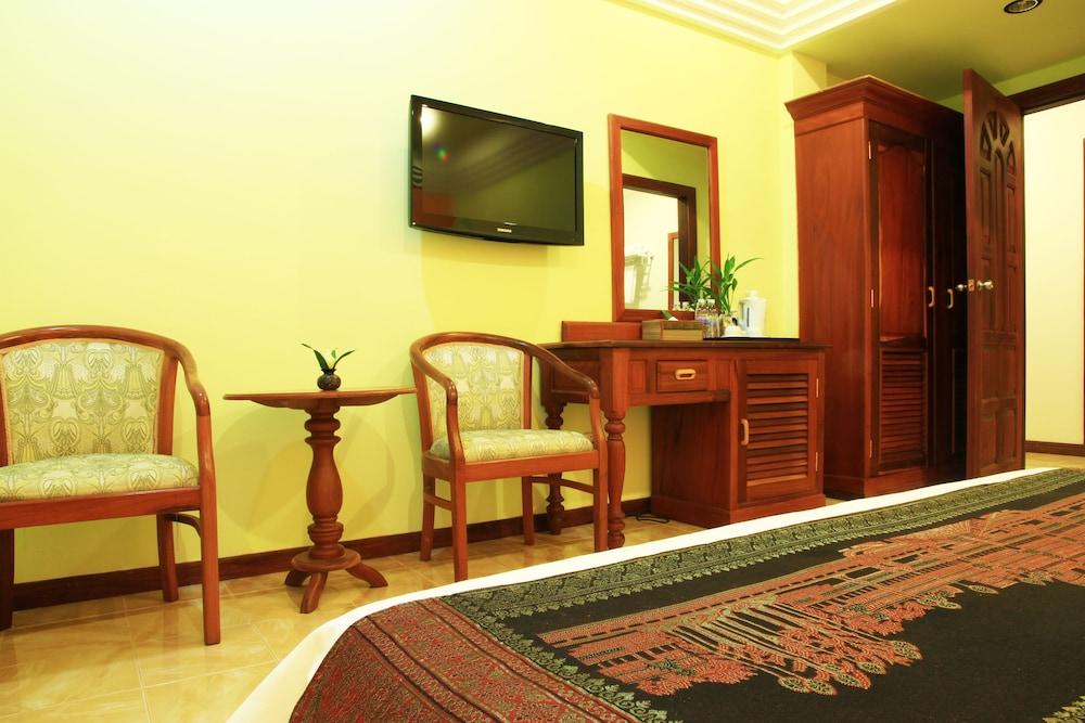 Hotel Banyan Leaf