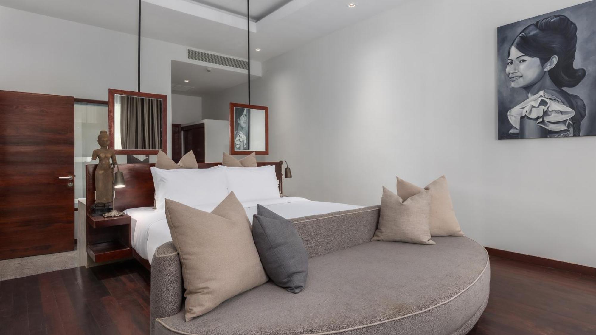 Shintana Saya La Maison Hotel