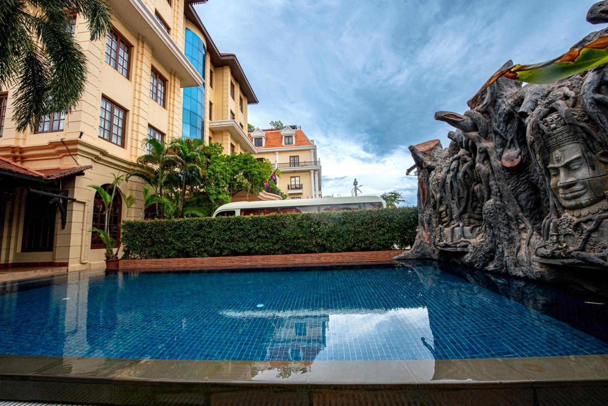 Royal Crown & Hotel 5*