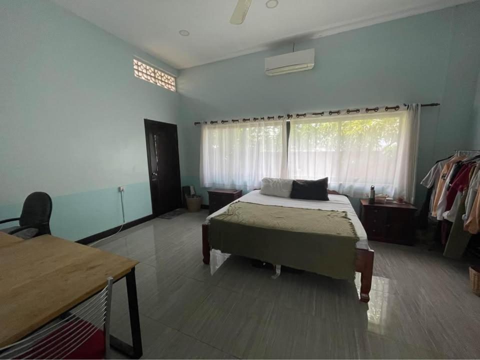 Light-filled 2 Bedroom With Private