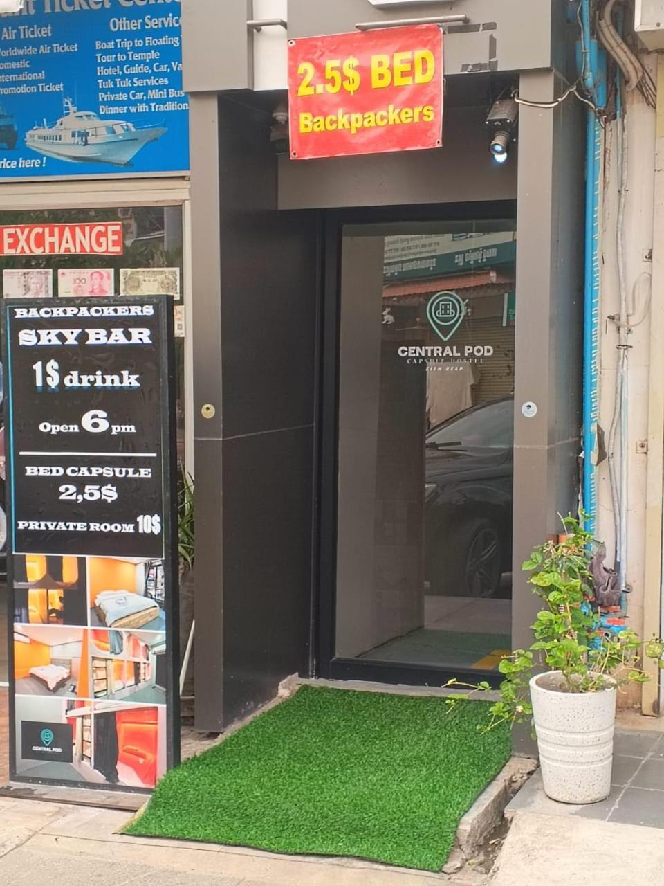 Full Moon Sky Bar Party Backpackers In Pub Street El Rincon Espanol * Siem Reap