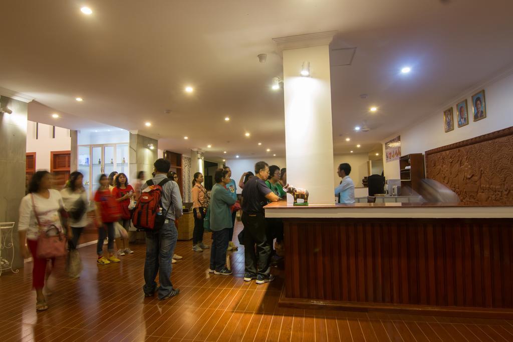 Crown Angkor & 4*