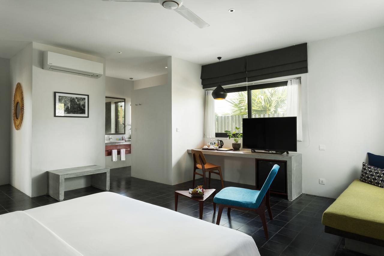 Hillocks & Hotel