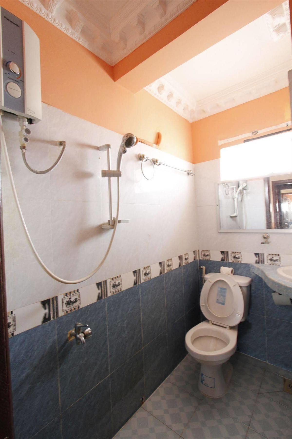 Adan World Hostel *