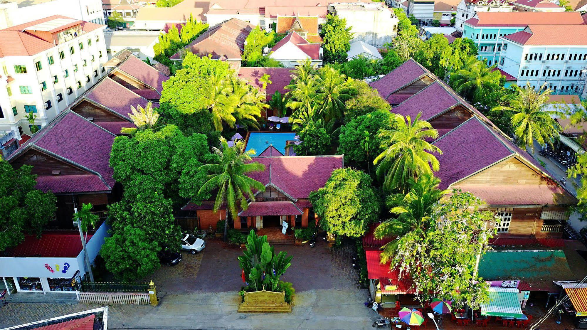 Neak Pean - Wooden House Siem Reap