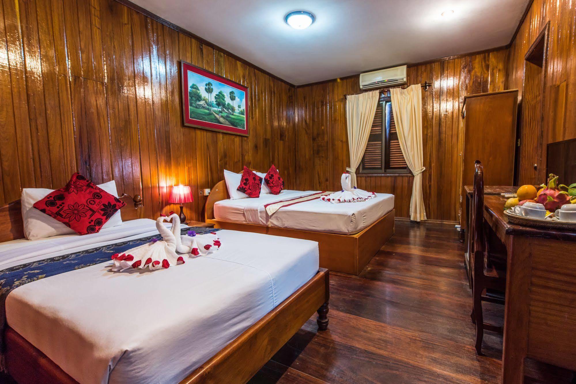 Neak Pean - Wooden House Siem Reap