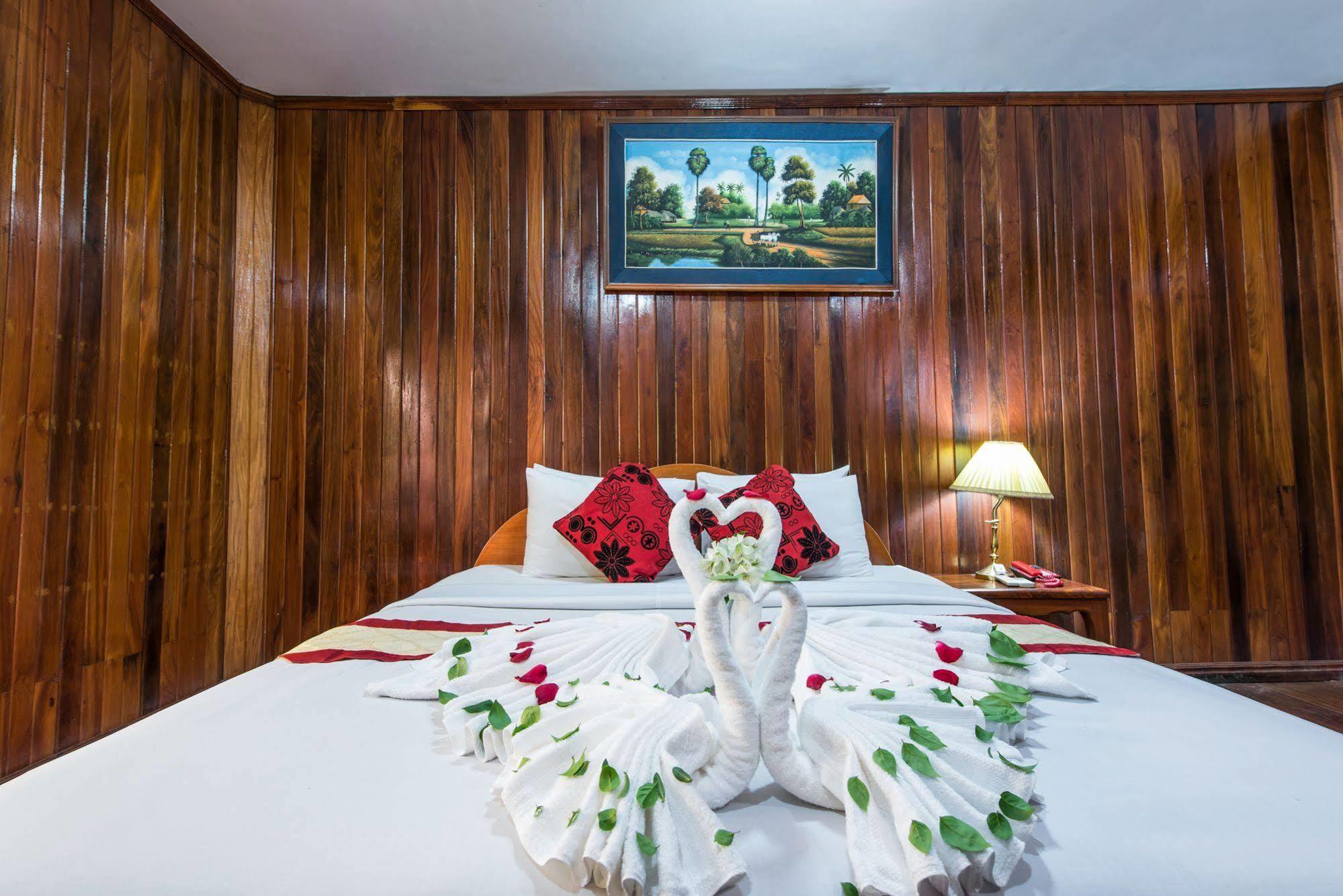 Neak Pean - Wooden House Hotel