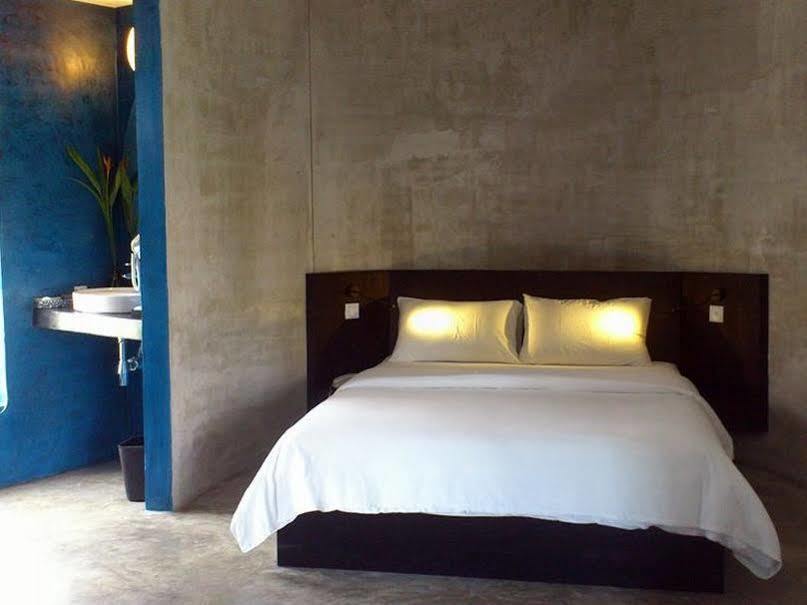 Hotel Men's &