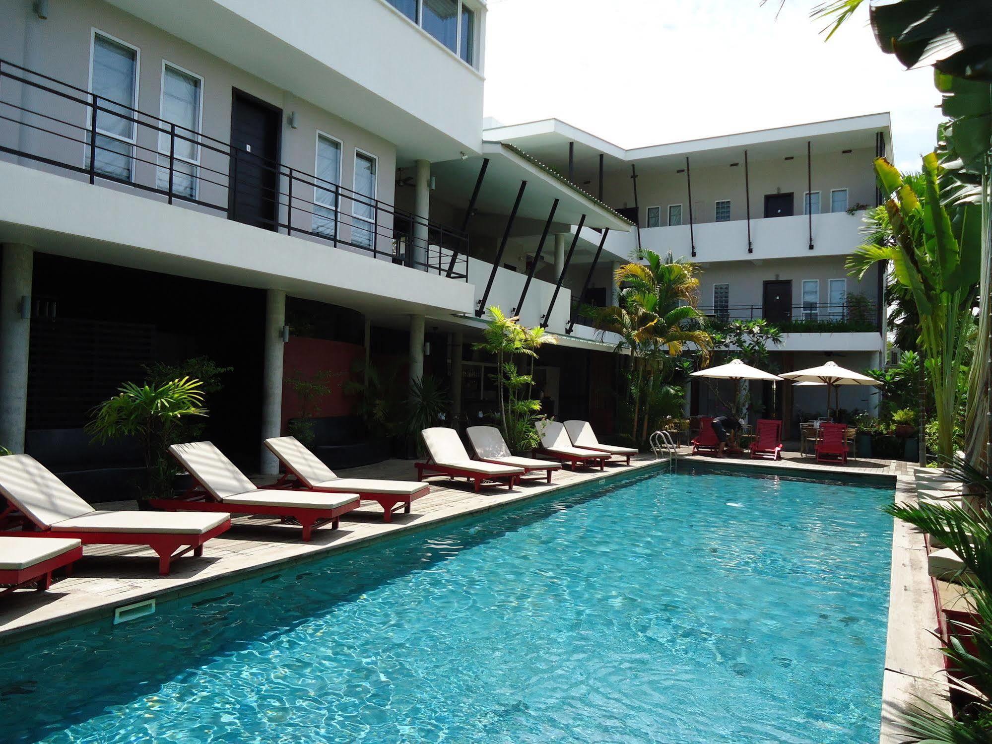 Men's & Hotel
