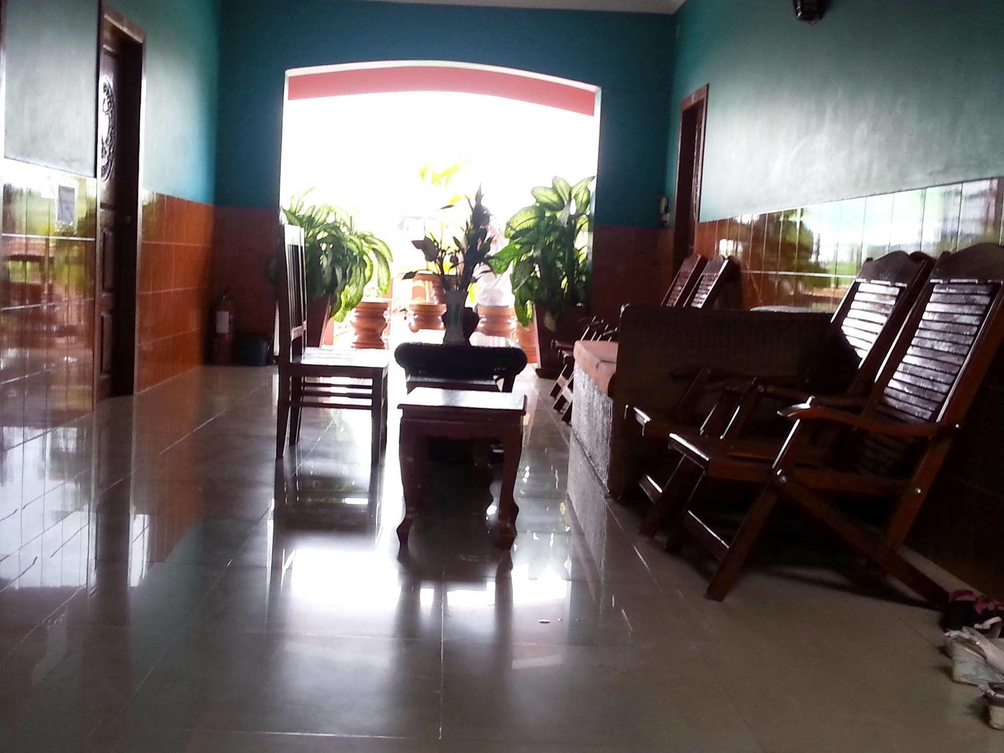 Ta Som & Tour Services 2*