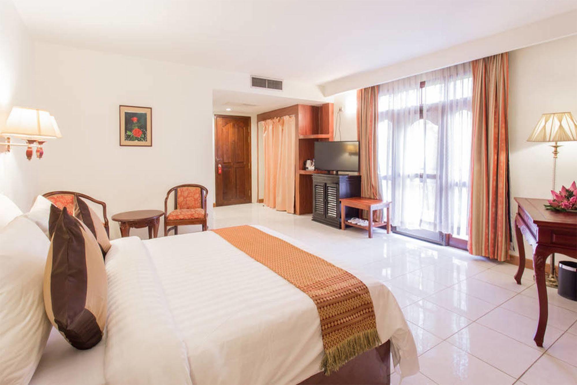 Angkor Vireak Chey Hotel 3*