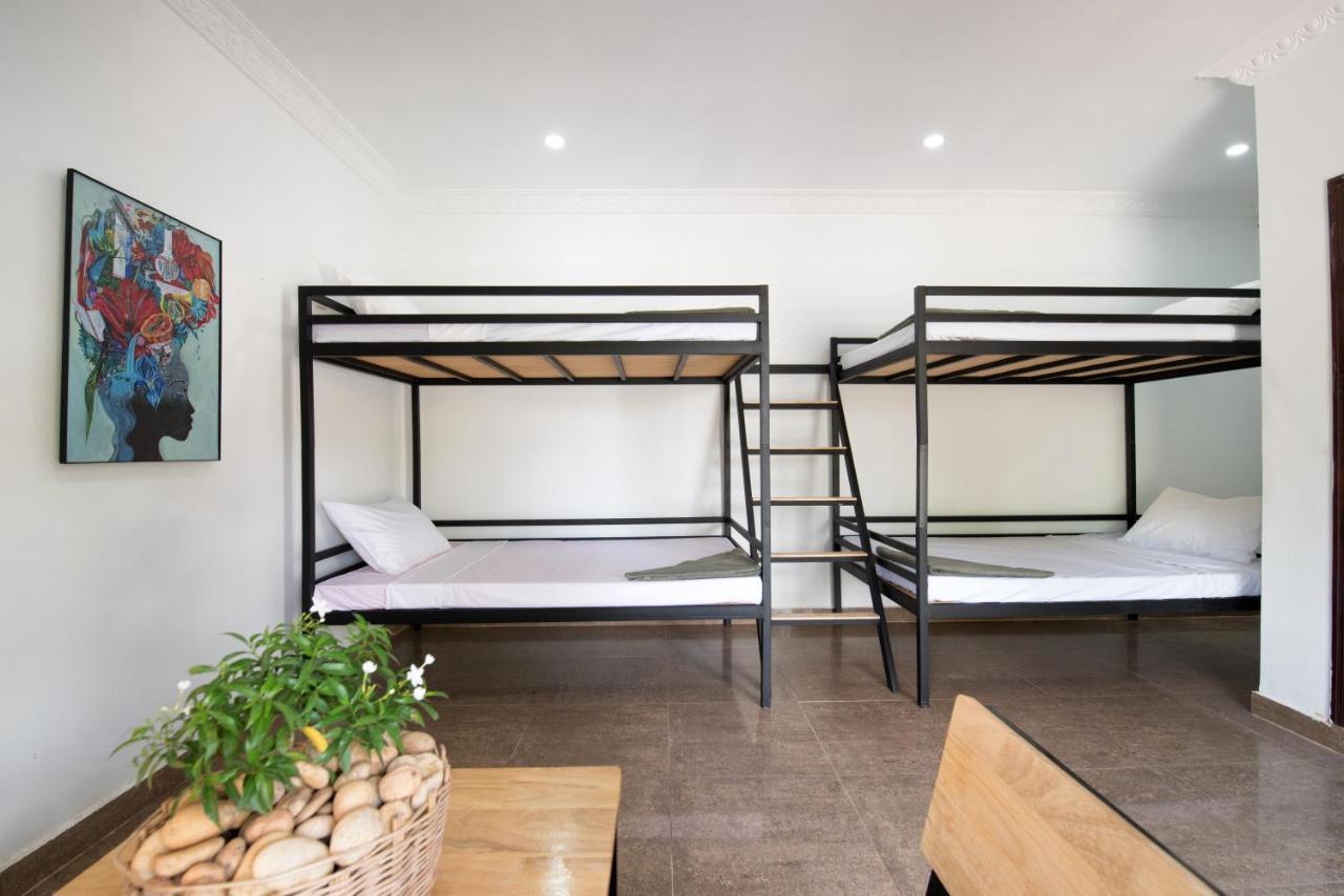 Hostel Barefoot Backpacker