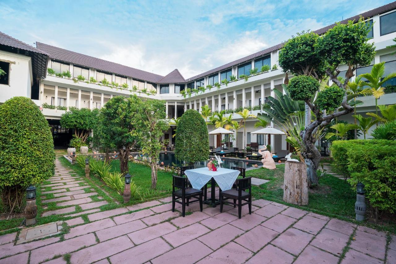 Hotel Lok Taneuy 4*