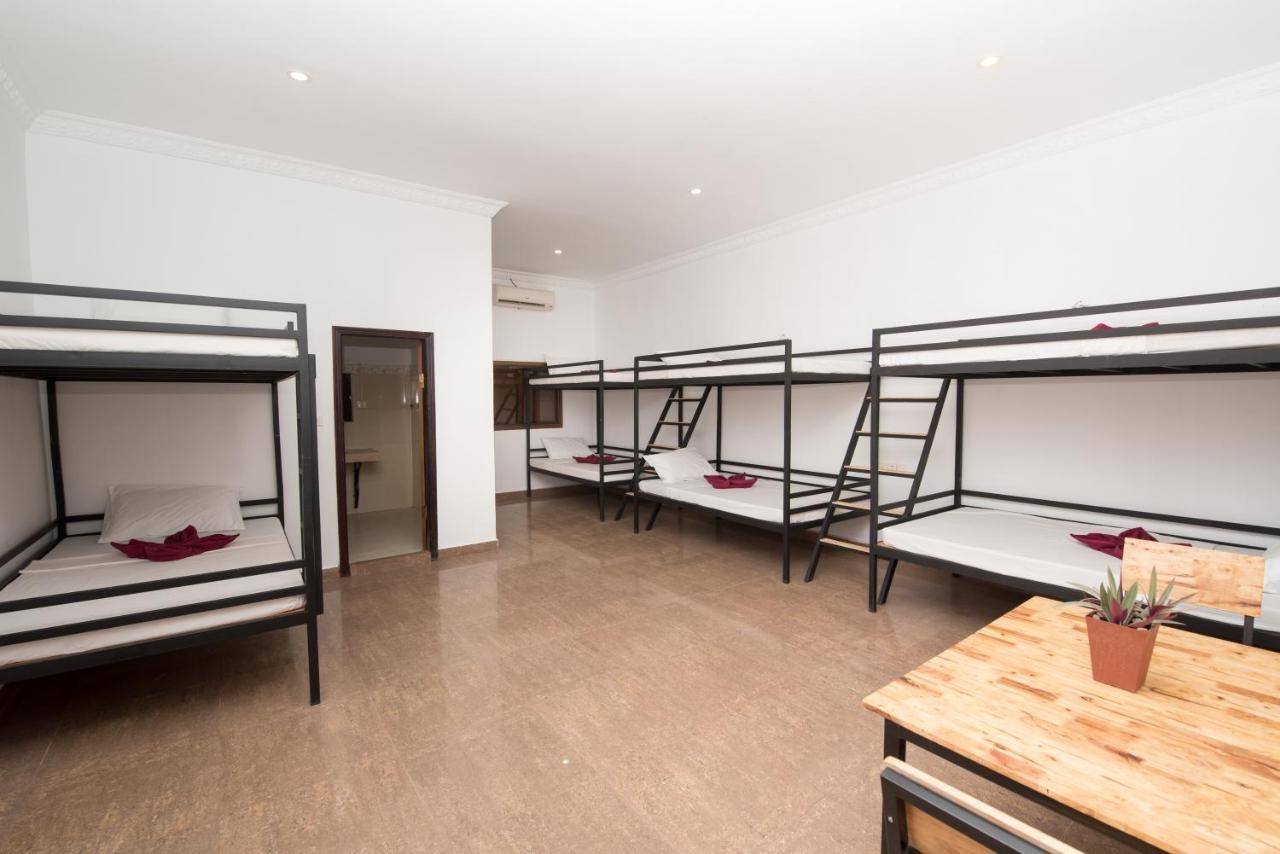 Barefoot Backpacker Hostel *