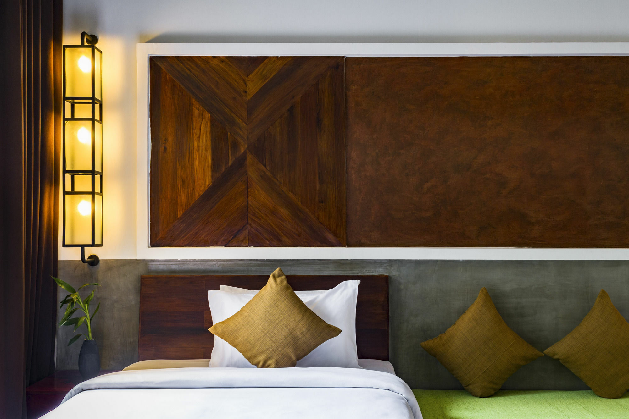 Chronicle & Hotel