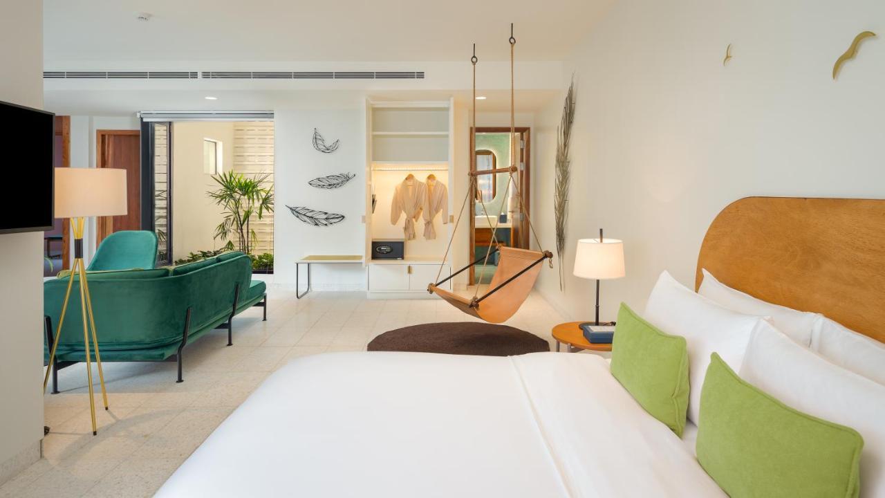 The Aviary 4*