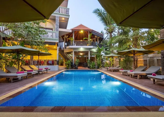 Reveal Courtyard In Reveal Angkor