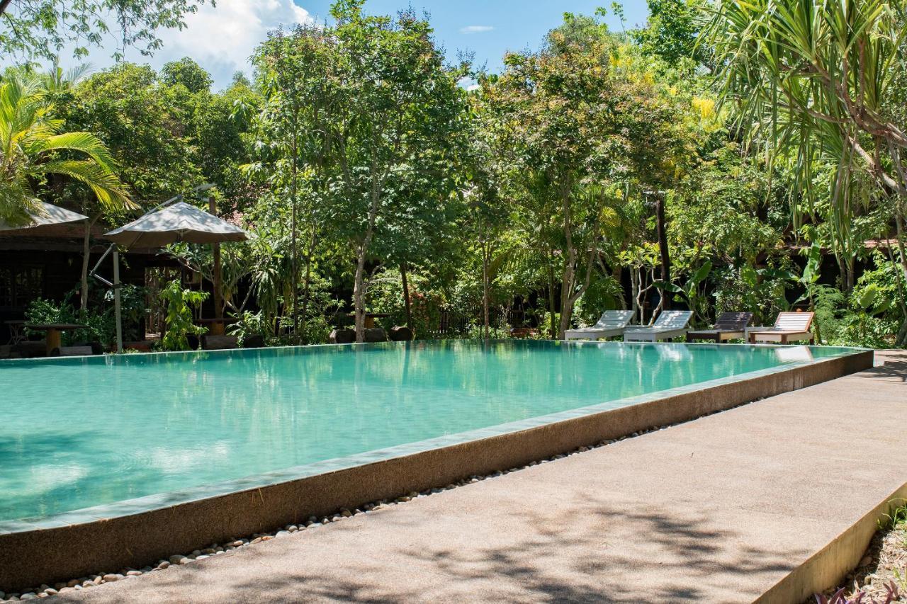 Palm Village & 4*