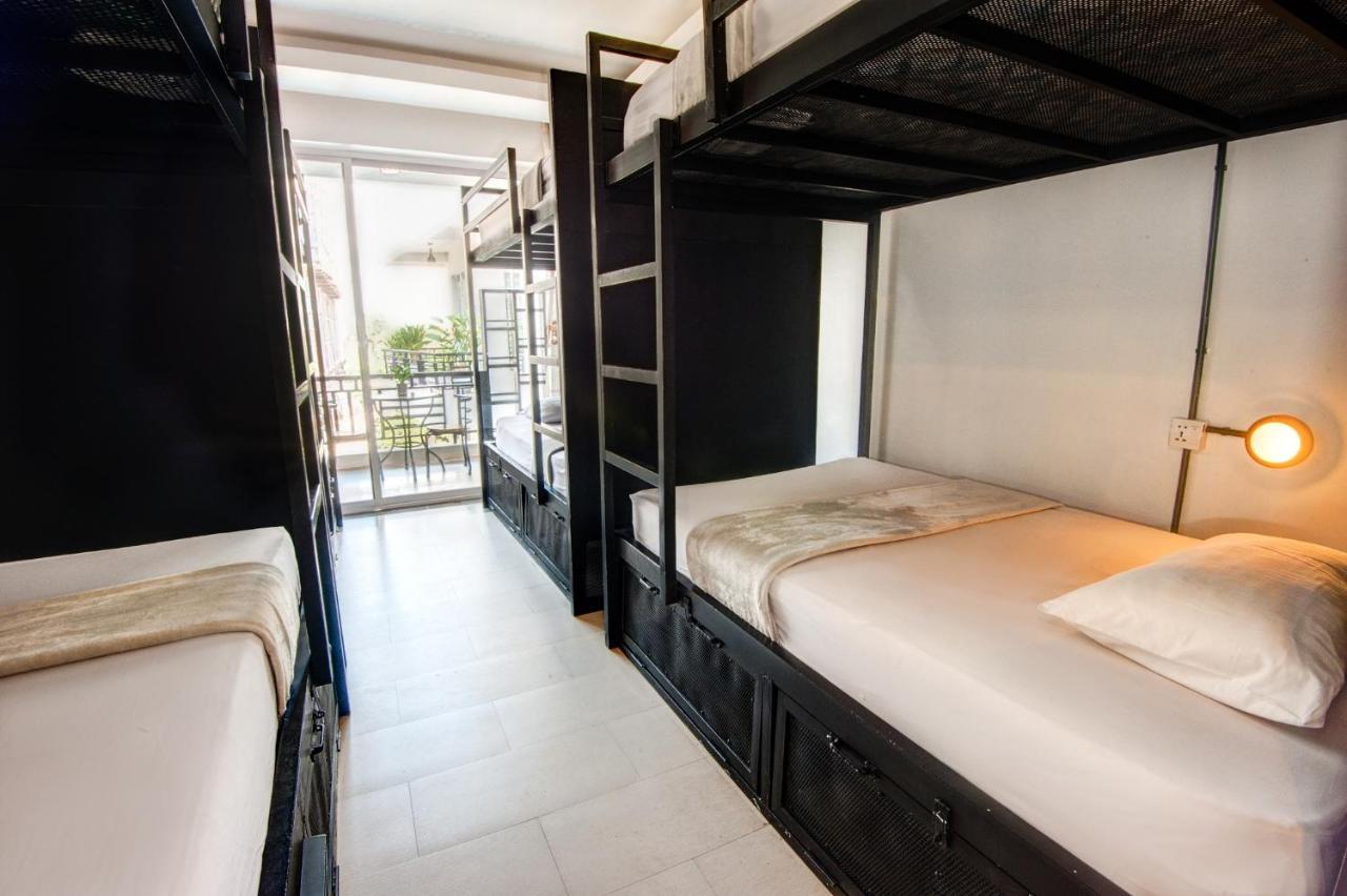 Mad Monkey Albergue *