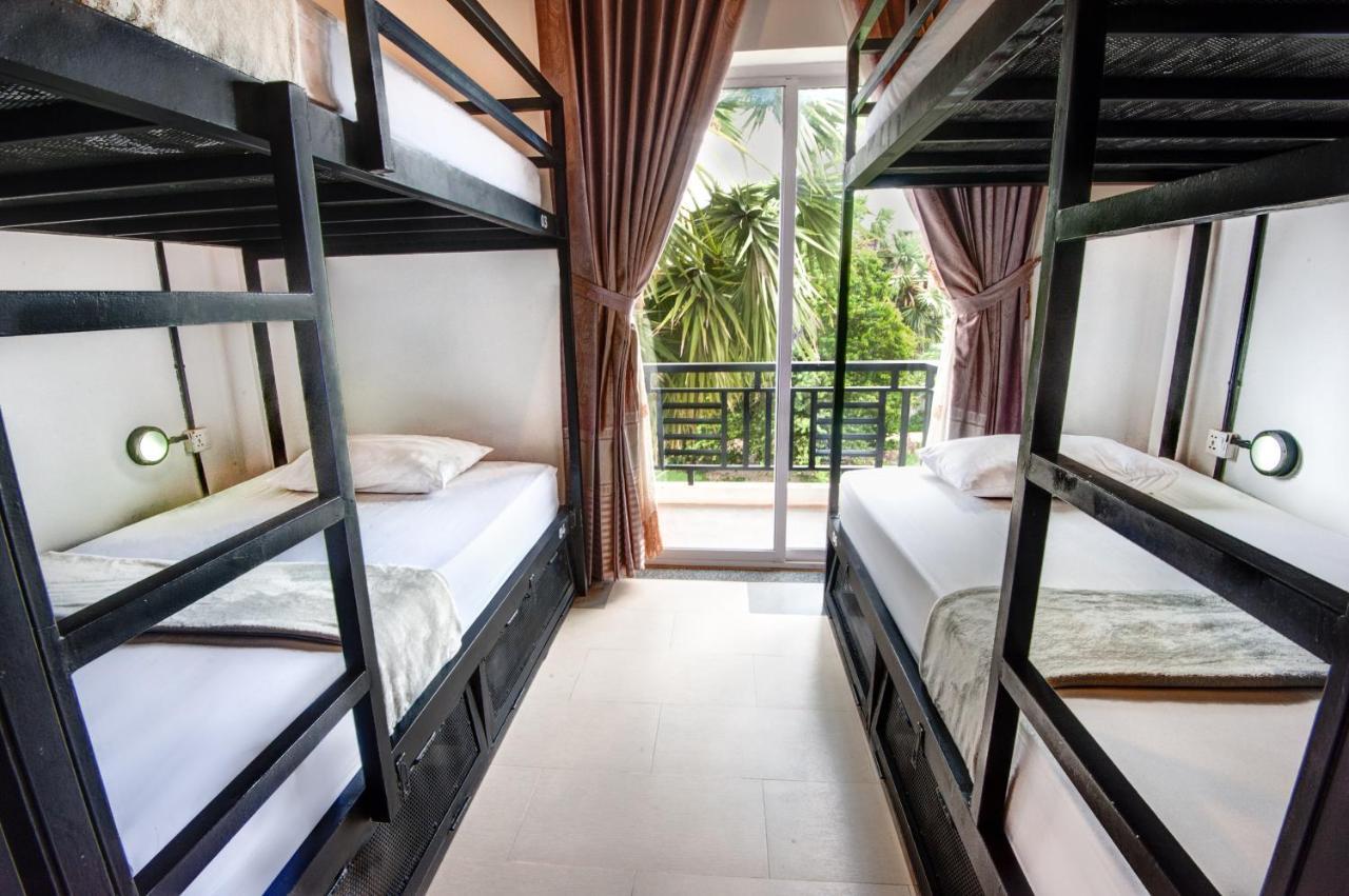 Mad Monkey Albergue