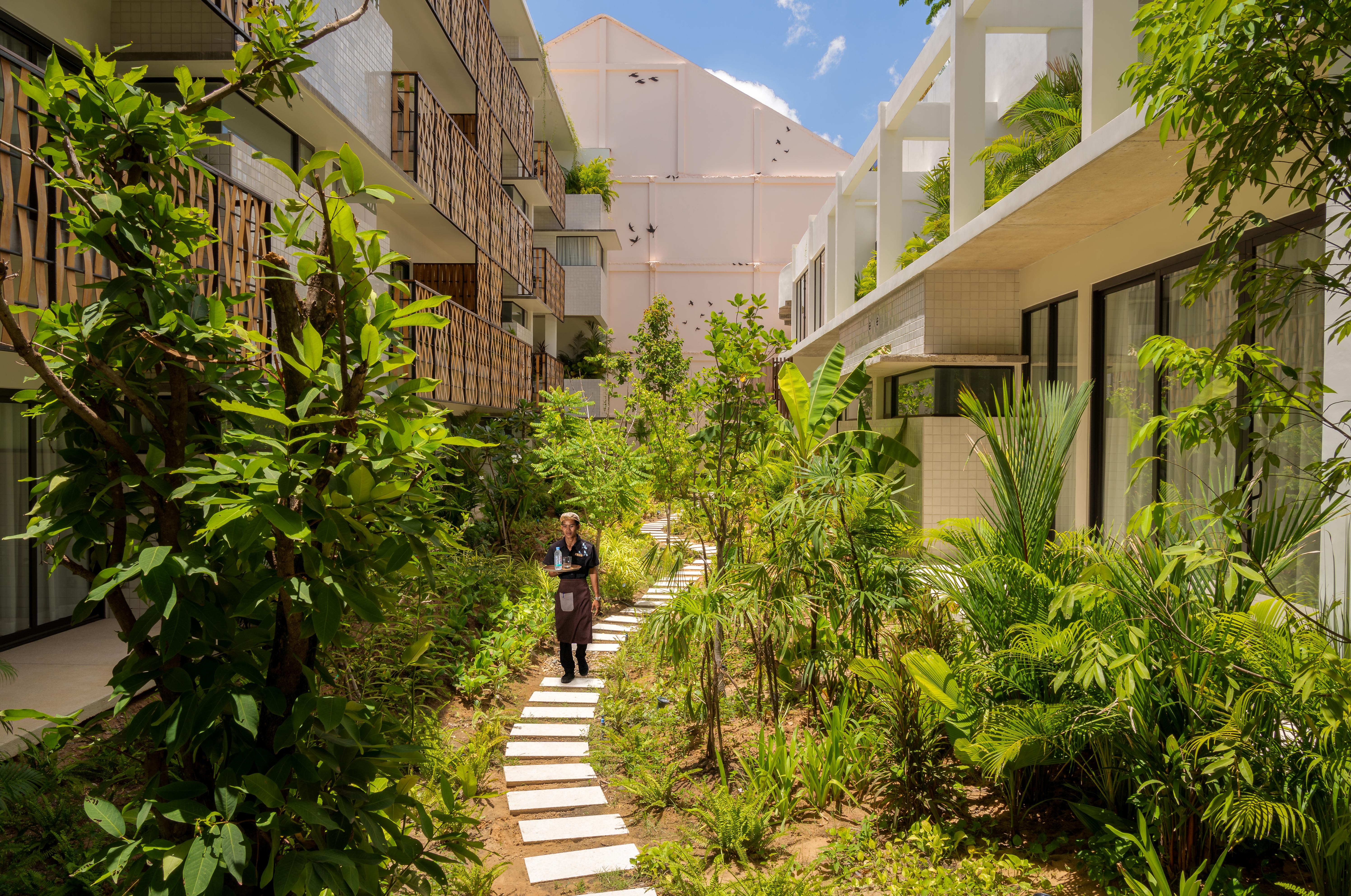 The Aviary 4*