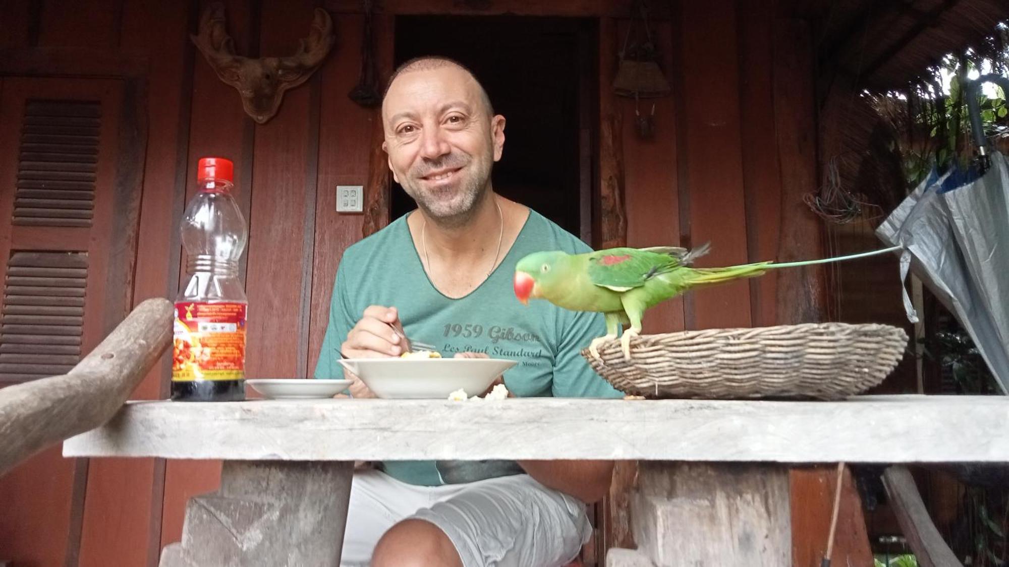 Ở trọ Kakrona Pouk