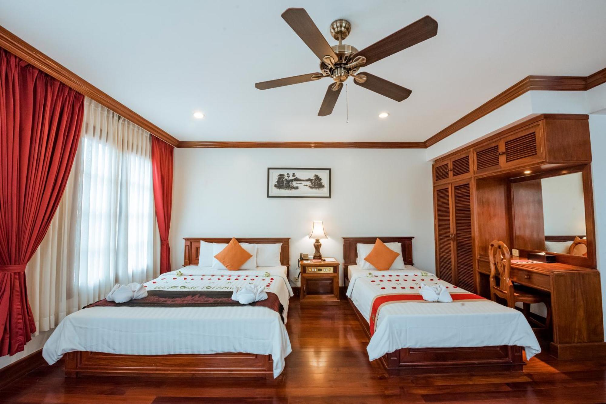 Hotel The By Royal Crown