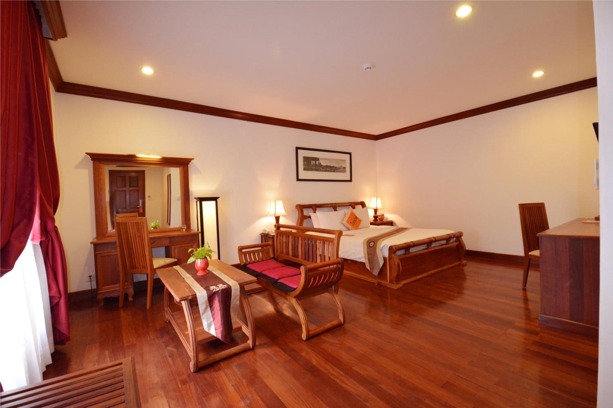 Hotel Royal Crown &