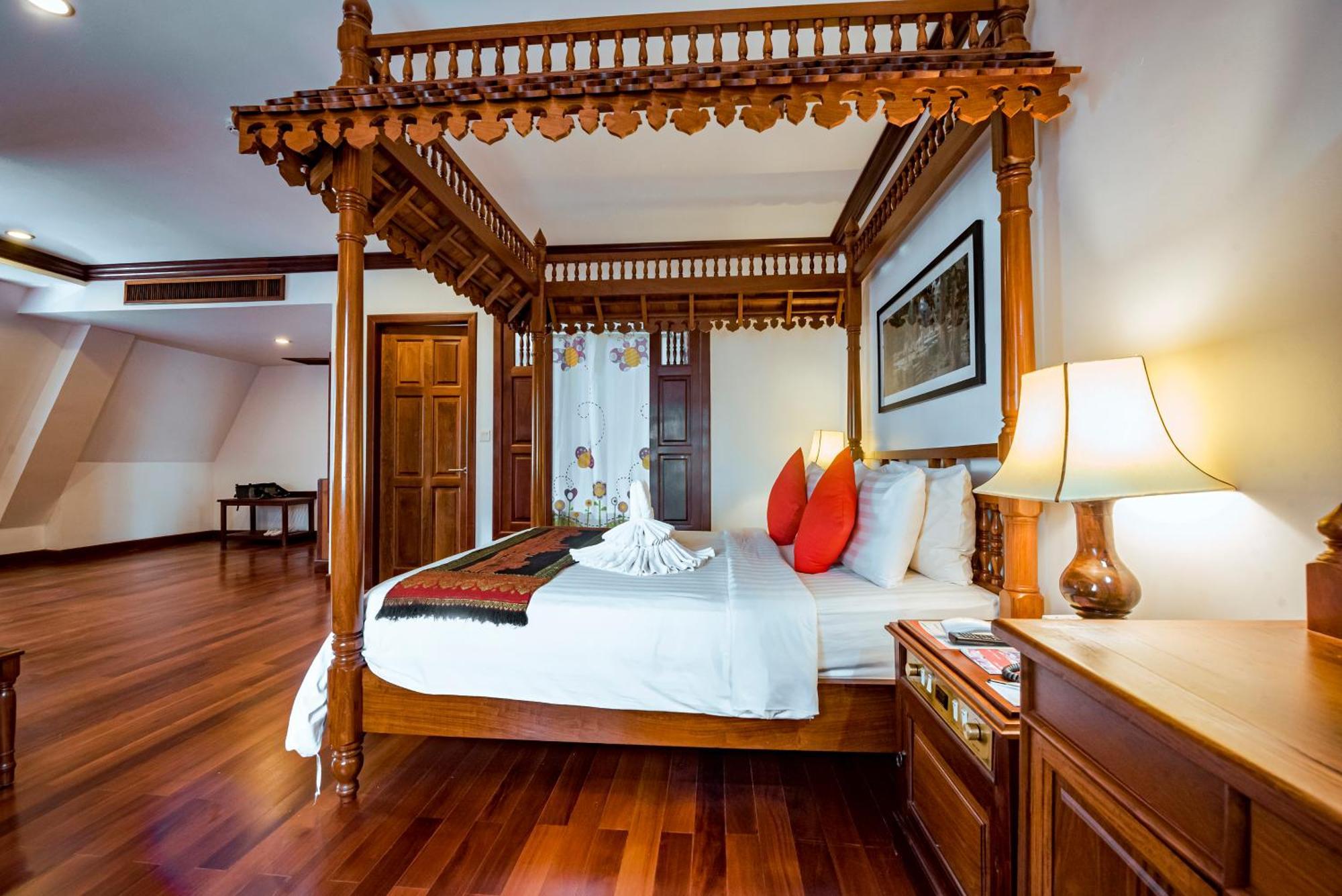 The By Royal Crown 4*