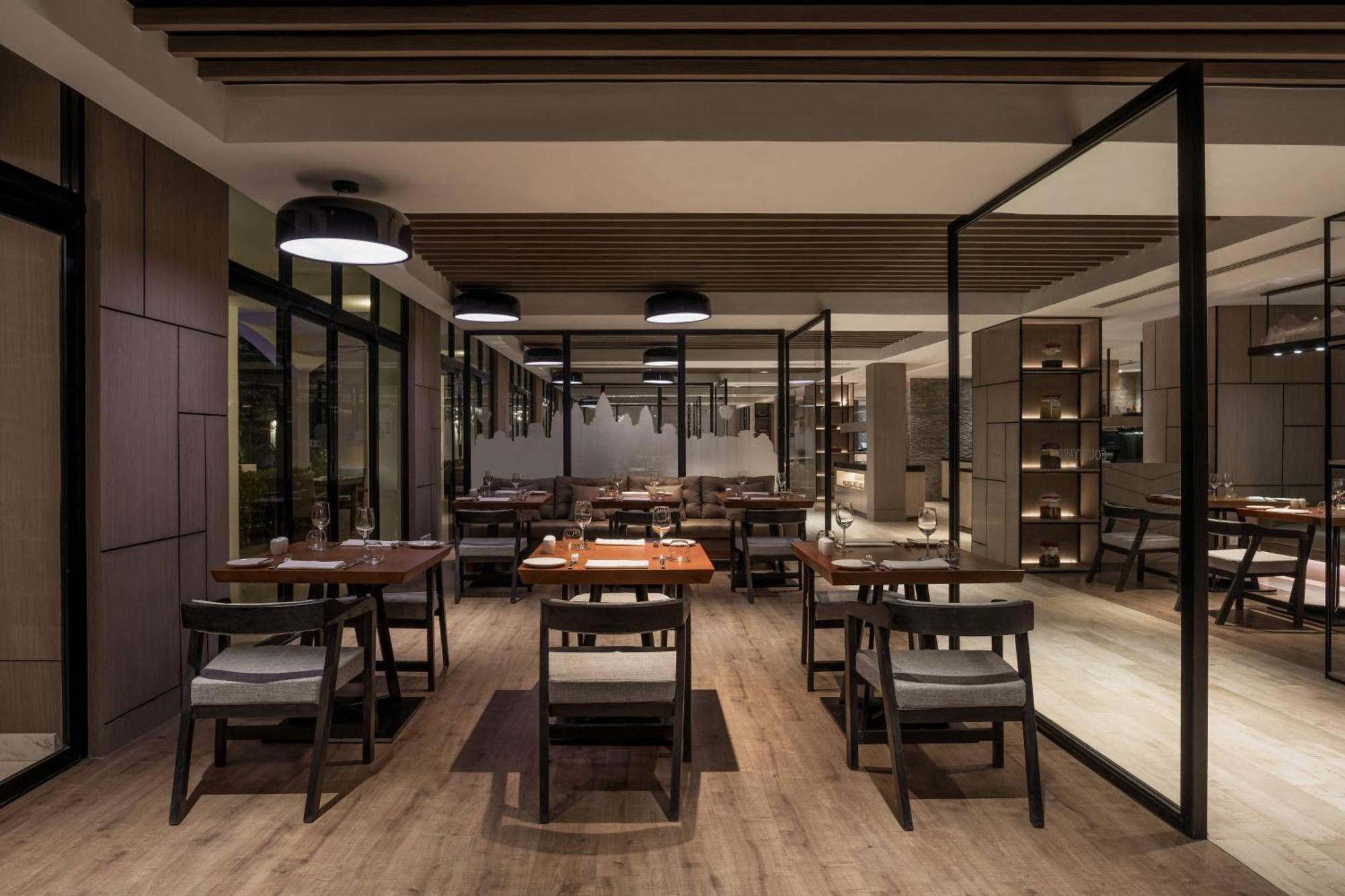 Khách sạn Courtyard By Marriott 5*