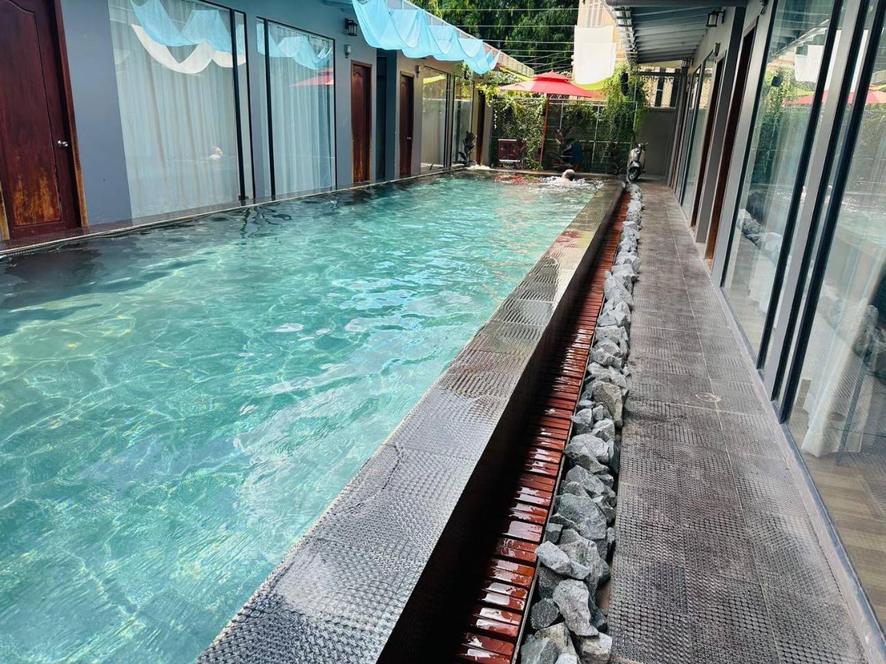 5mins From And Pool At Your Door Apartment