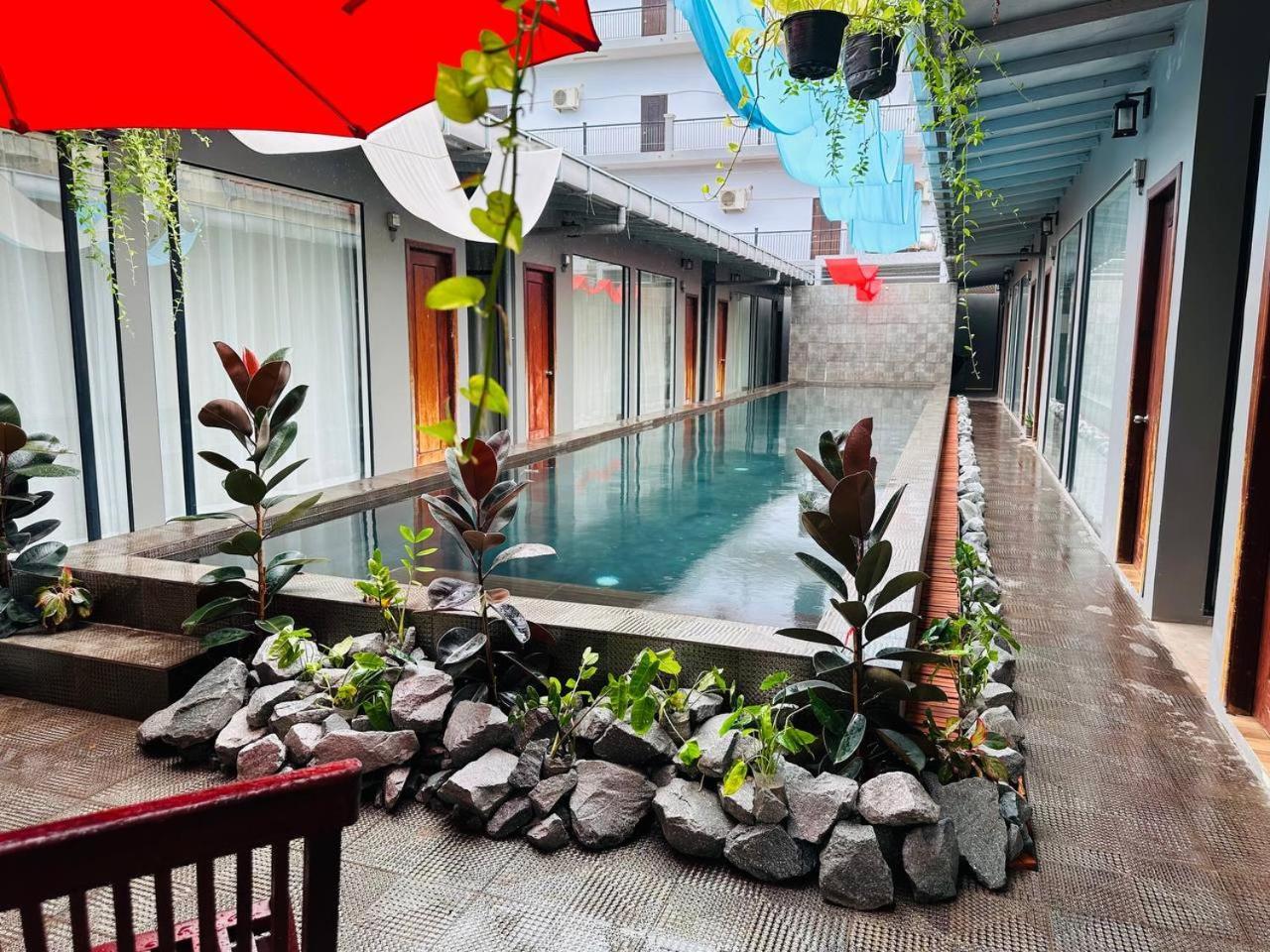 5mins From And Pool At Your Door Apartment *
