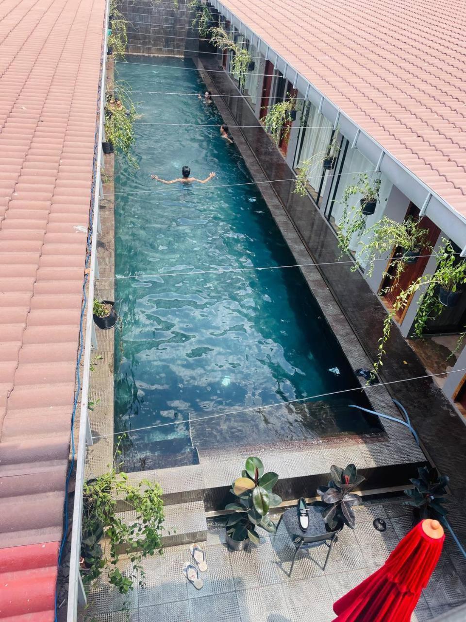 5mins From And Pool At Your Door *