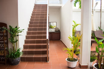 Overflow Hotel 3*