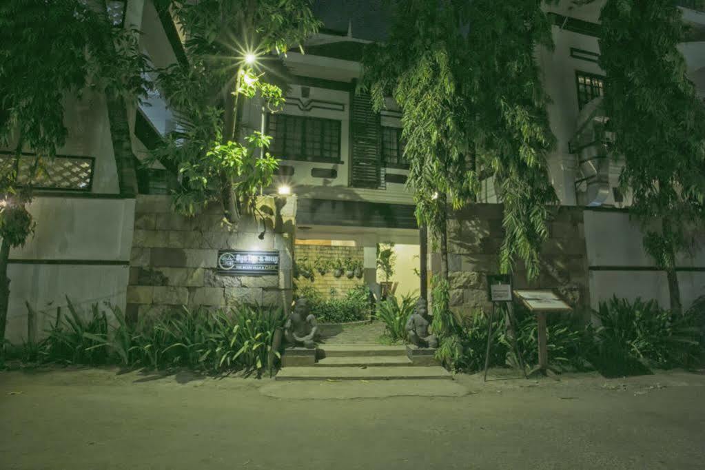 The Moon Hotel 2*