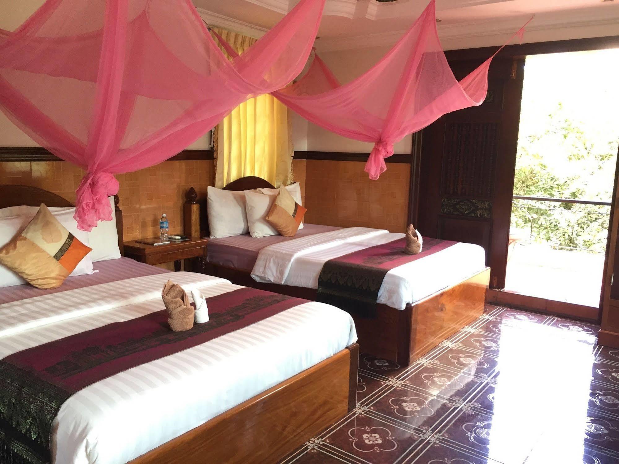Bed & Breakfast River Village Manor 3*