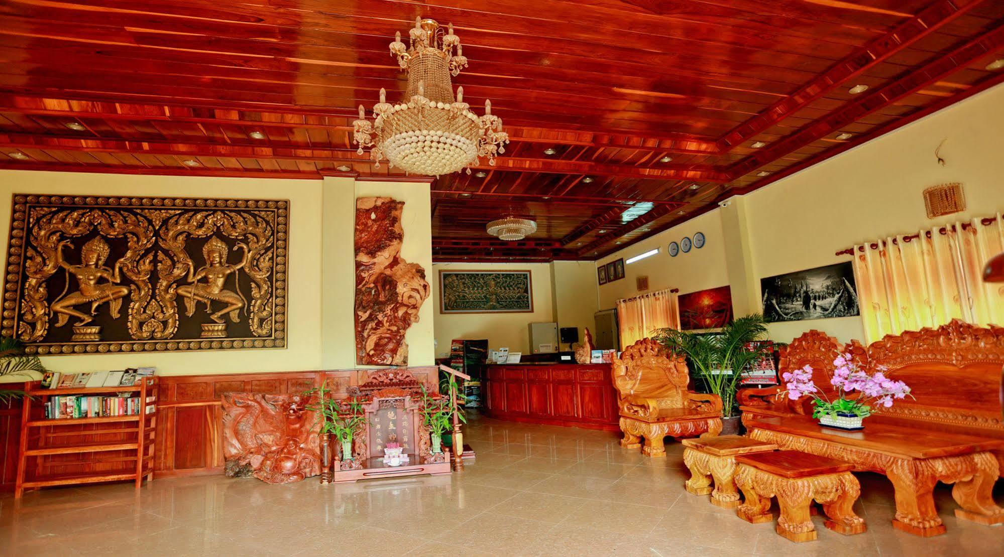 Mae Yu Lim Boutique 3*