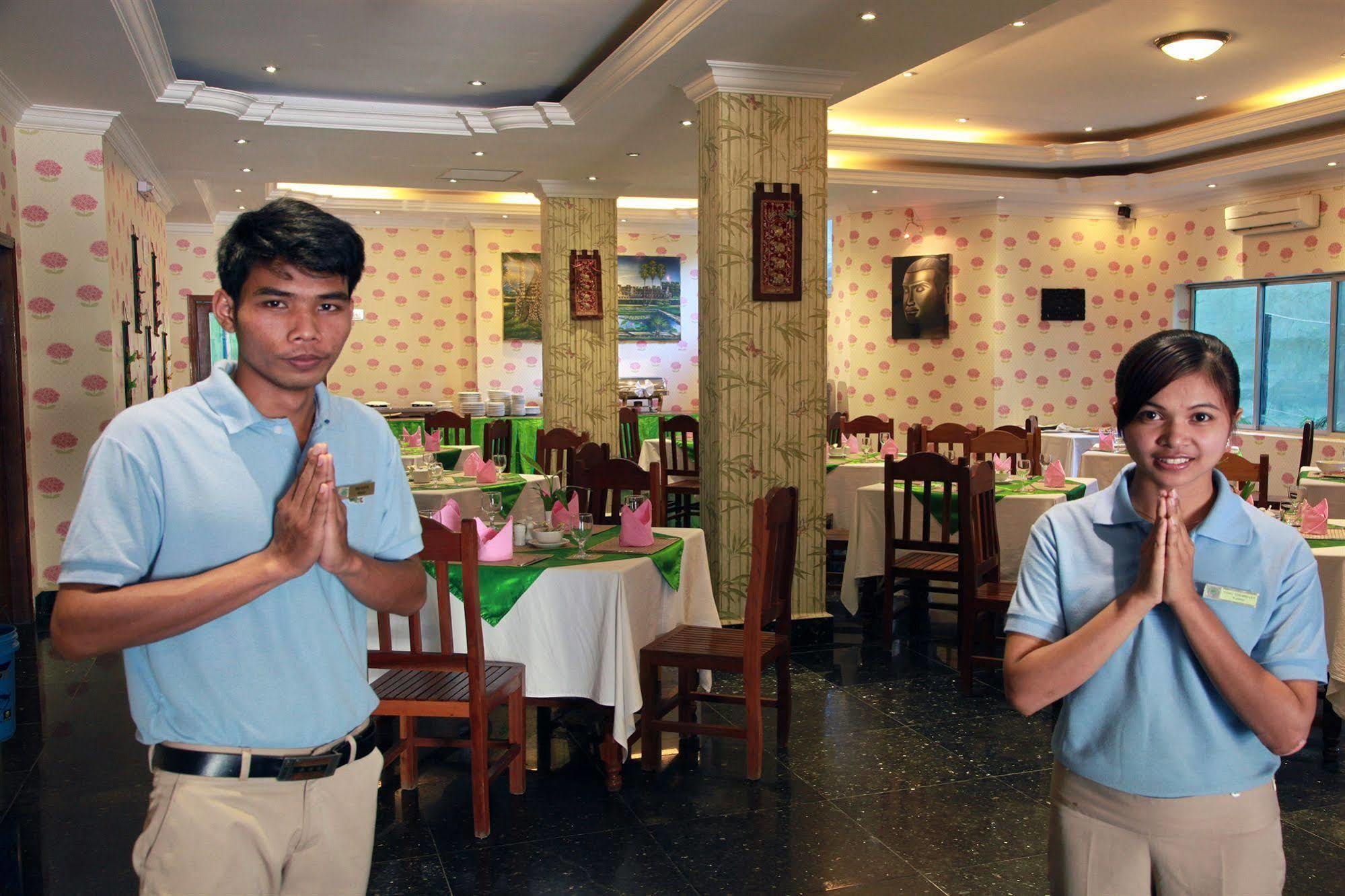 Khách sạn Parklane