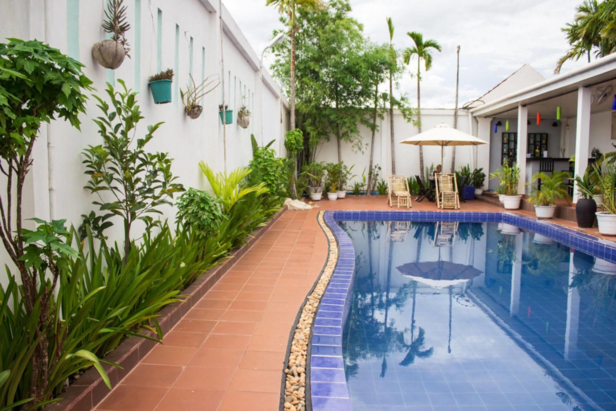 Overflow Hotel 3*