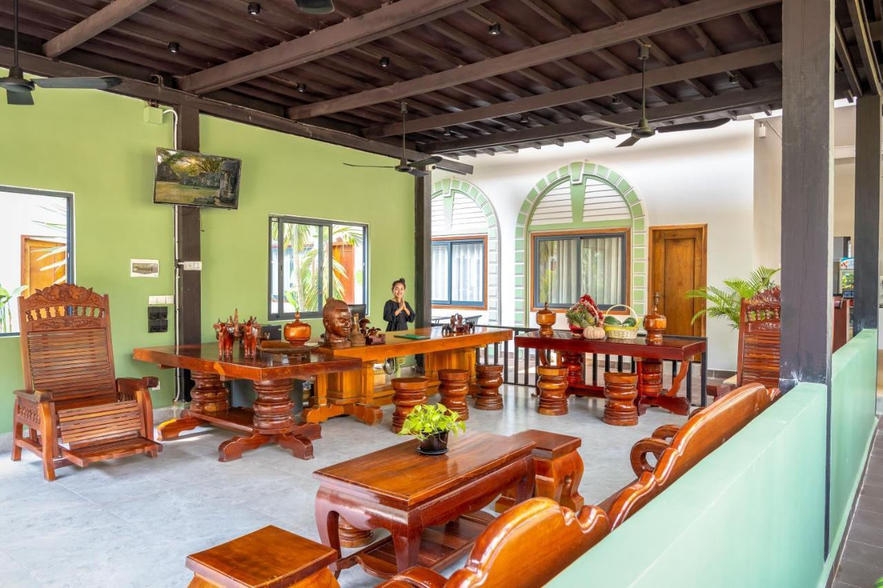 Reveal Courtyard In Reveal Angkor