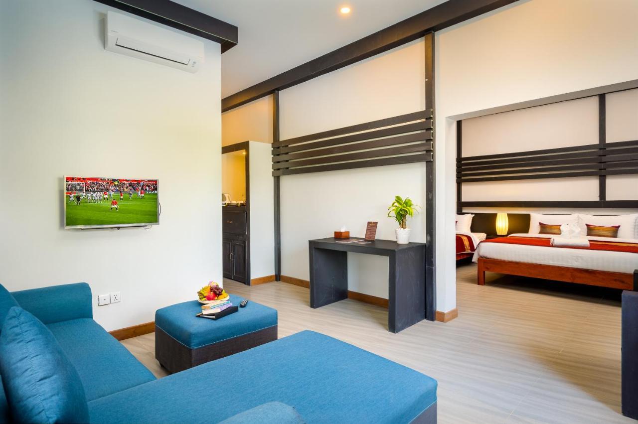 Reveal Courtyard In Reveal Angkor