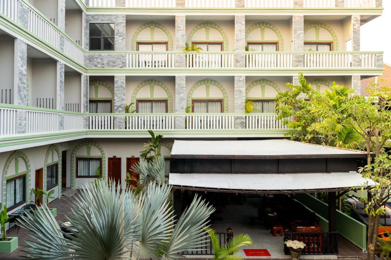Hotel Reveal Courtyard In Reveal Angkor 4*