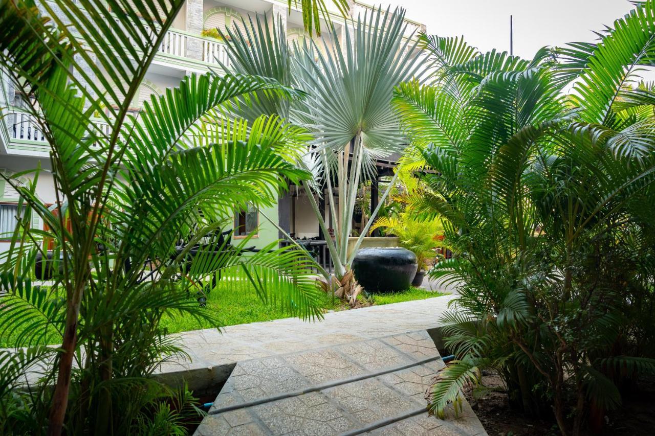 Reveal Courtyard In Reveal Angkor