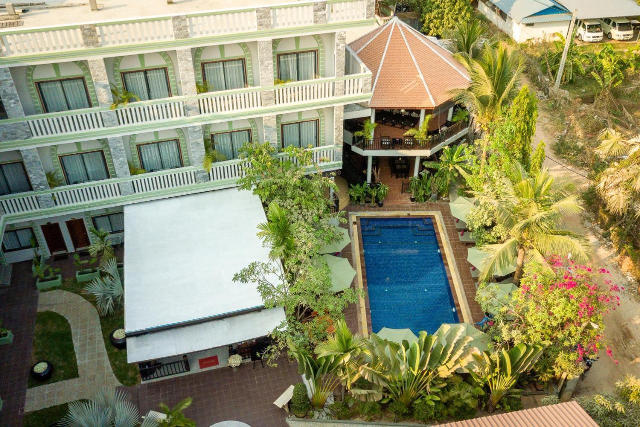 Hotel Reveal Courtyard In Reveal Angkor 4*